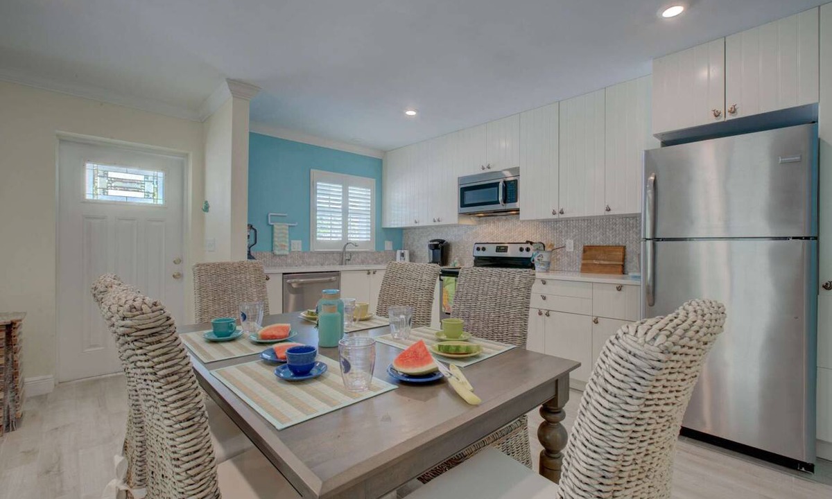 Siesta Key Village Condo | $185 Free Activities Daily, LuLu's Leatherback Near Beach/Village, Heated Pool, Beach Gear Included