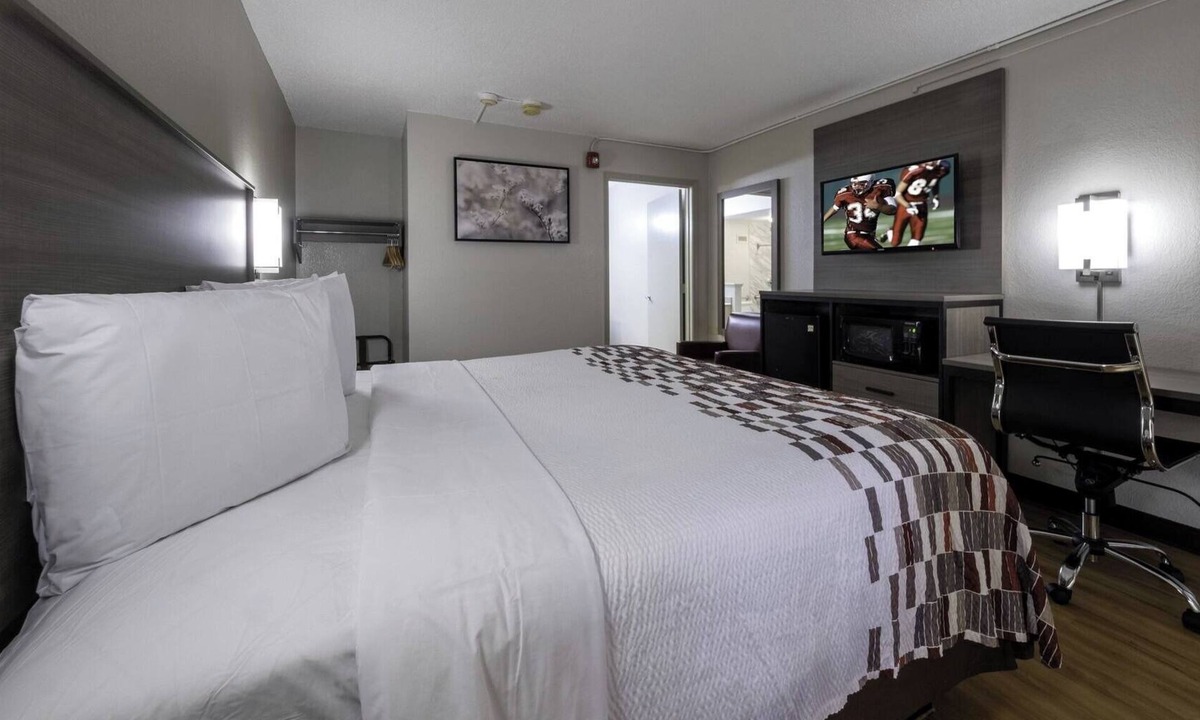 Charlottesville Hotel | 2 Affordable & Modern Rooms w/Parking & Bfast | Close to Dining & Wine Trails