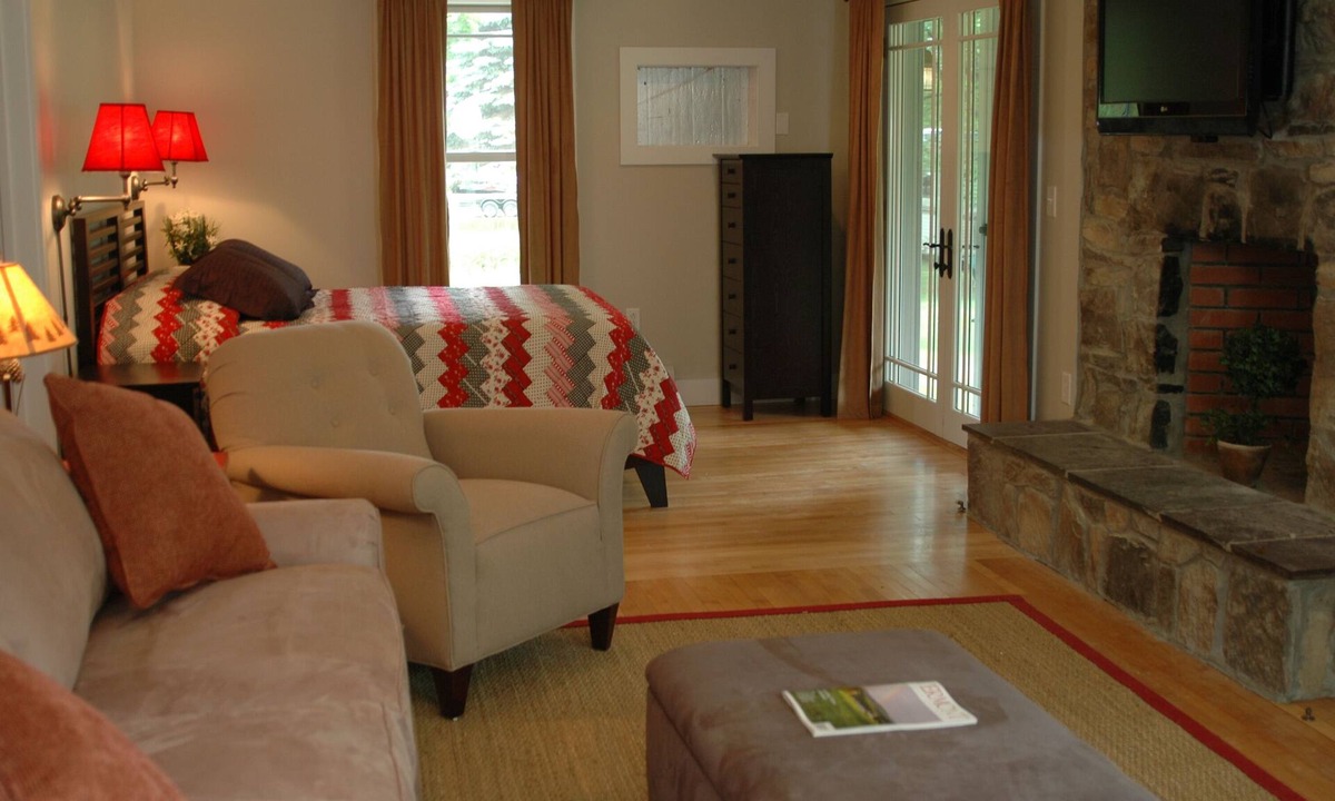 Salisbury House | 2 Bdrm on Lake Dunmore, linens, Views, Beach, Marina, Pub, Store. Pet friendly