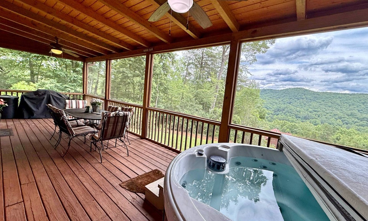 Sautee Nacoochee Cabin | A View From Above - Dog Friendly w/Screened in Porch and Hot Tub, Near Helen GA