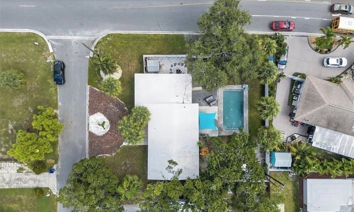 St. Petersburg - Clearwater House | Amazing Home with Heated Pool! Sleeps 10! Book Now! Minutes from everything.