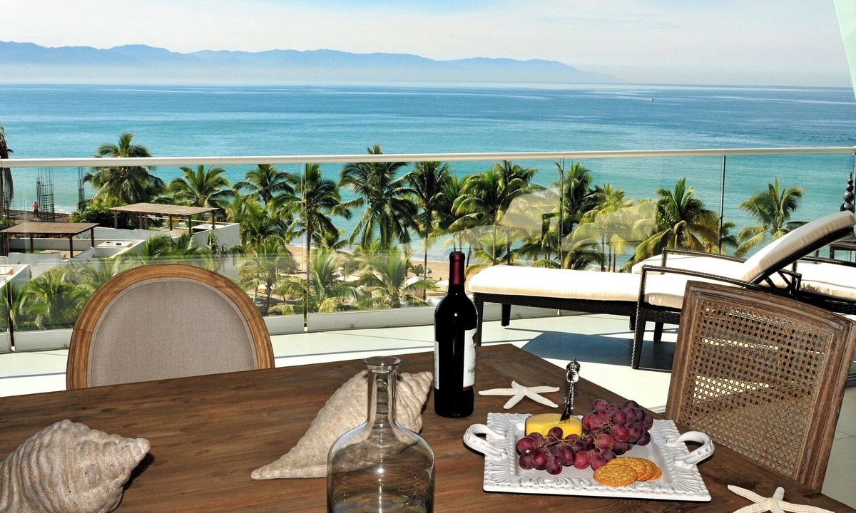 North Hotel Zone Condo | Coastal Luxury 2-bedroom condo with AC & fitness room in awesome Puerto Vallarta