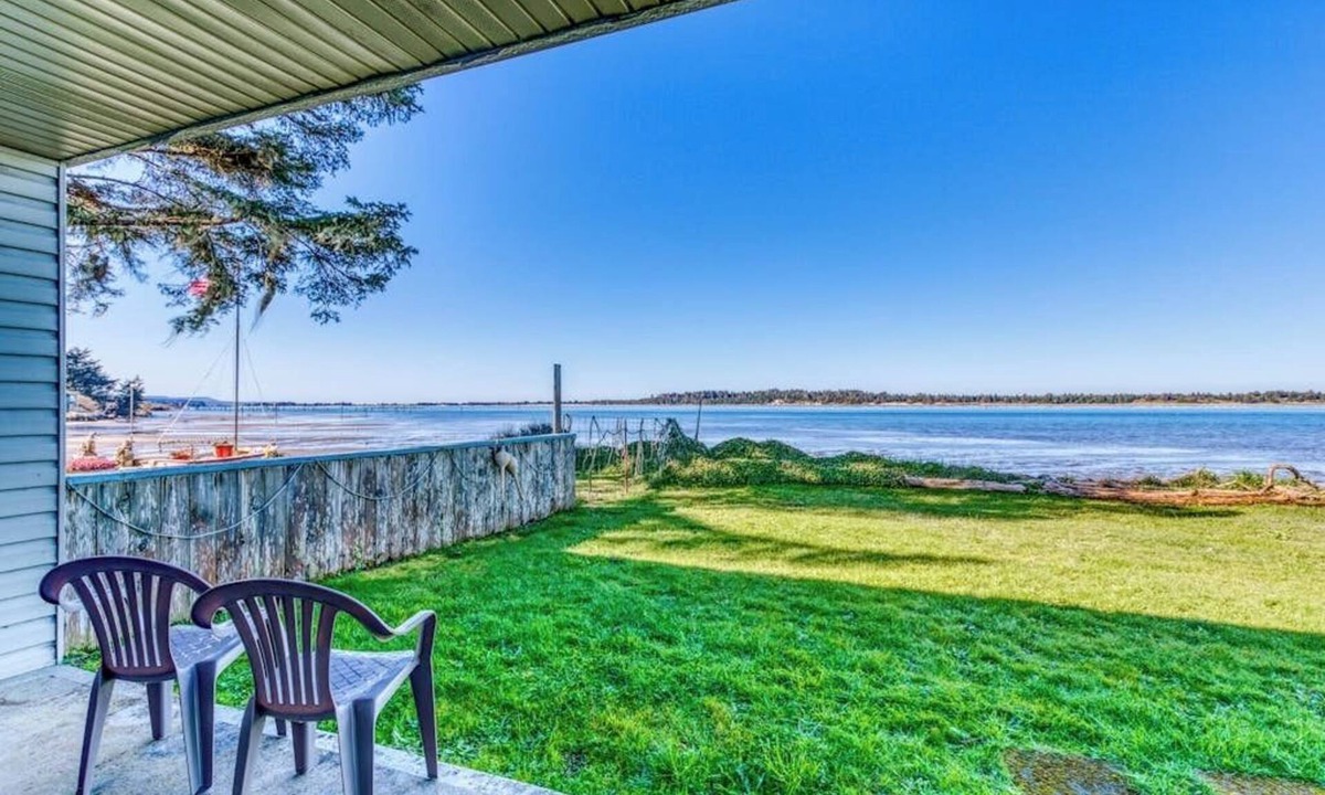 Coos Bay Condo | Cute Waterfront Cottage with Private washer&dryer & Wonderful Views of the Bay