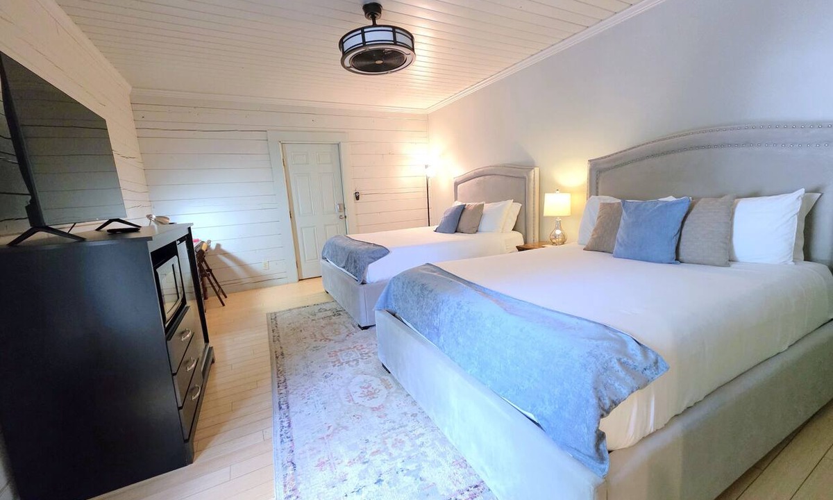 Dahlonega Hotel | Deluxe Room Two Queen Beds