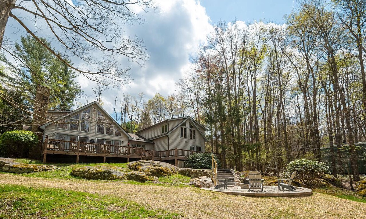 Oakland House | Innisfree | Spacious Chalet with Sunset Lake Views