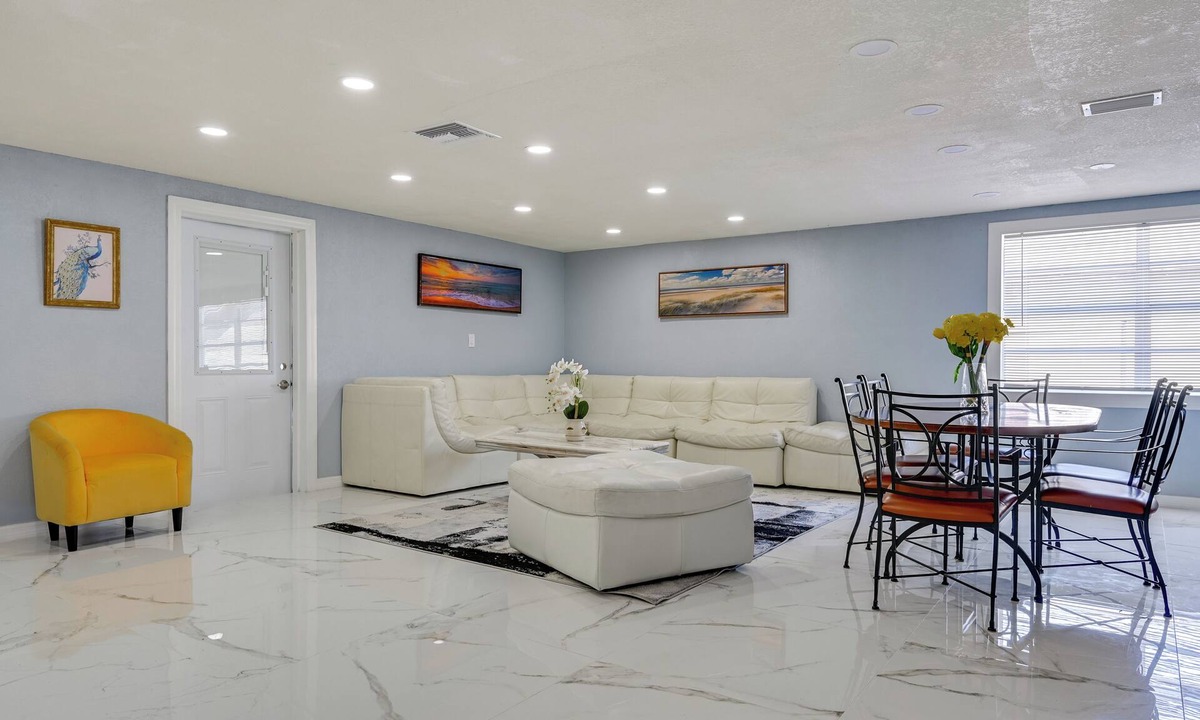 Aloha Gardens Cottage | Lakefront Anglers Oasis in Holiday! 8 Mi to Beach