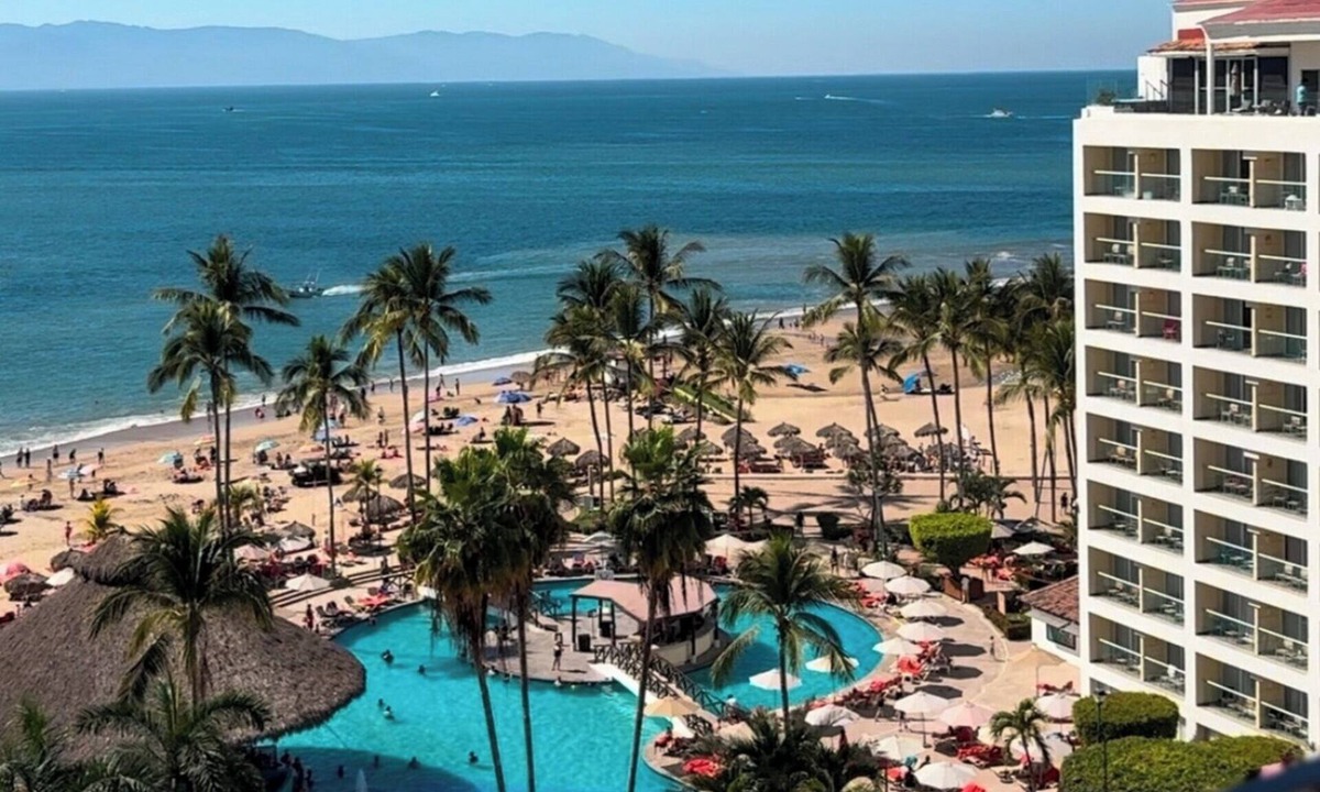 South Hotel Zone Condo | Partial ocean view, exclusive amenities!
