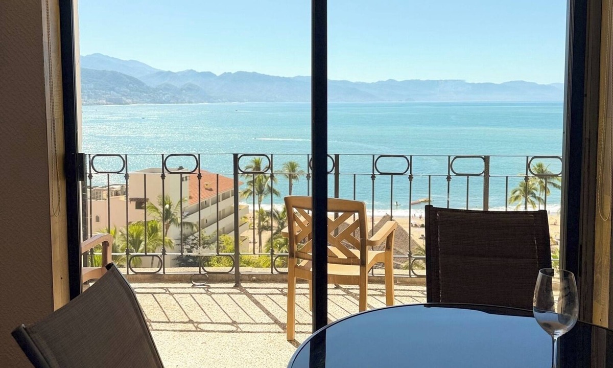 South Hotel Zone Condo | Prime beachfront flat and balcony!