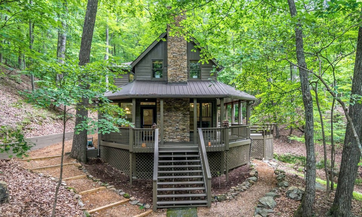 Big Canoe House | Relaxing mountain retreat in Big Canoe with wrap around deck and babbling brook