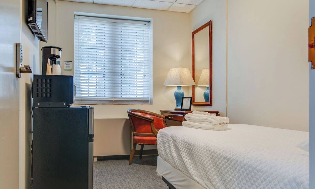 Music Row Hotel | Revamped Dorm Room - GREAT Location!