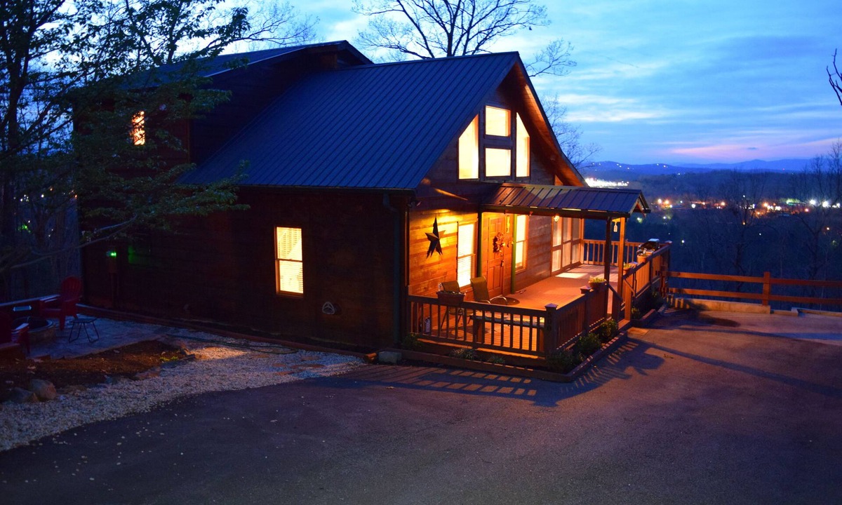 Blue Ridge Cabin | S'more fun, s'more cheer, it's best time here in heart of Aska!