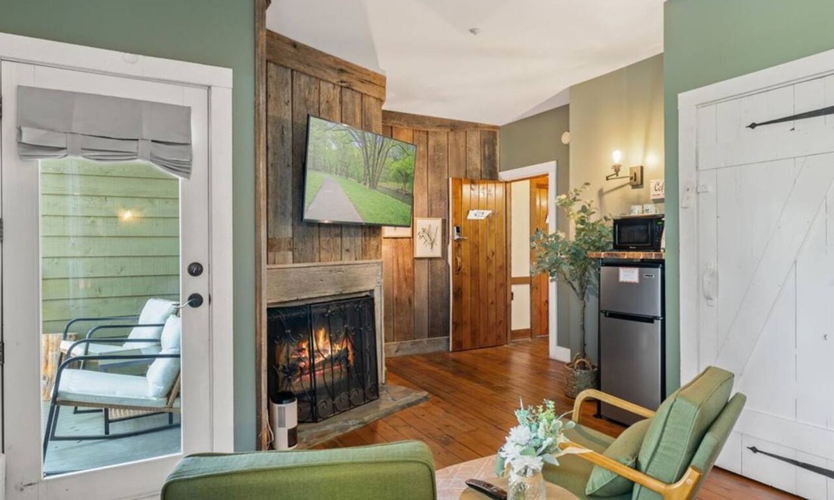 Townsend Hotel | Sage Haven Room - Peaceful Lodge Stay with Fireplace