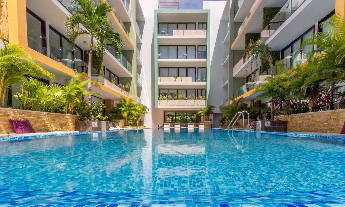 Downtown Condo | spacious 2 bedrooms in a building close to the beach, with excellent amenities!