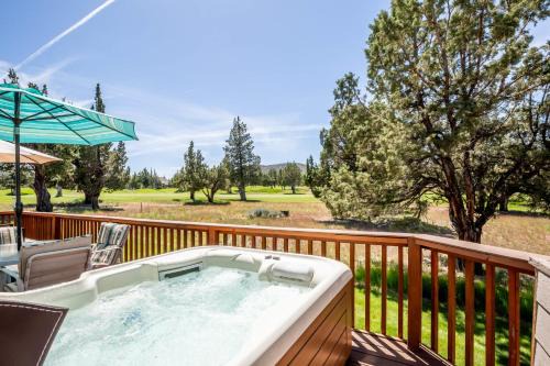 Redmond House | Spacious 4BR Private HOT TUB Eagle Crest Resort on Golf Course