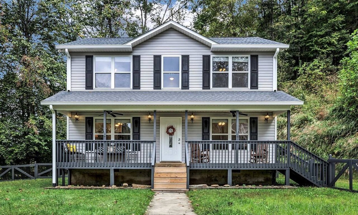 Barnardsville House | Spacious Mountain Retreat with Bonus Game Room Near Asheville, Barnardsville, NC