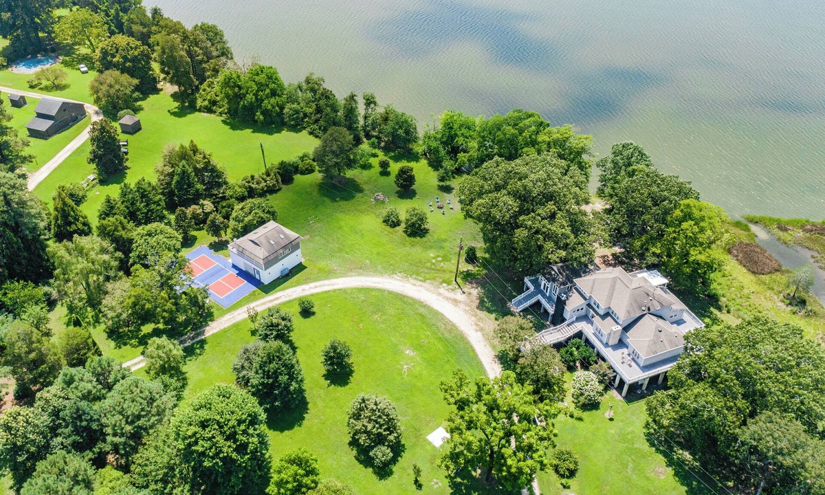 Ware House | Water front Oasis with pickle-ball court and hot tub