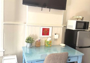Cozy nest private porch museums free parking