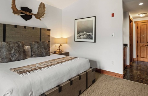 Stowe Area Cabin | #1534 | Studio | Gondolier | 5Th floor | Mountain & Village Views