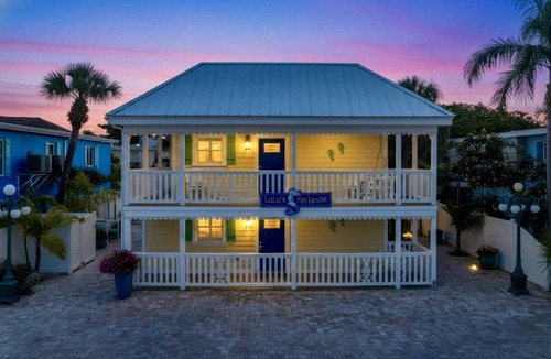 Siesta Key Village Condo | $185 Free Activities Daily, LuLu's Leatherback Near Beach/Village, Heated Pool, Beach Gear Included