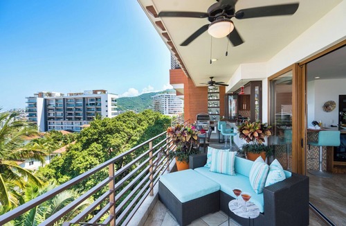 Emiliano Zapata Condo | 2 Bed 2 Bath Ocean View Corner Suite · R304