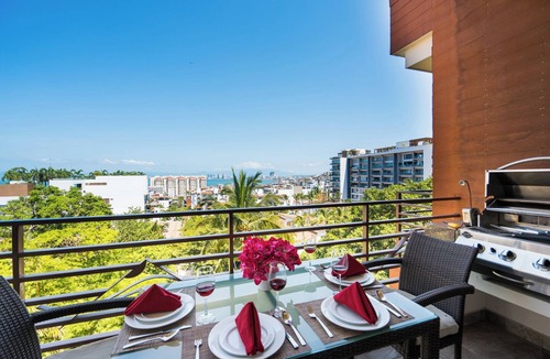 Emiliano Zapata Condo | 2 Bed 2 Bath Ocean View Corner Suite · R304