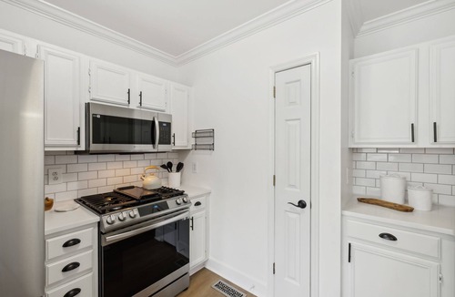 Franklin House | 3-bedroom, 2 bathroom house, community pool with AC and WiFi in Franklin