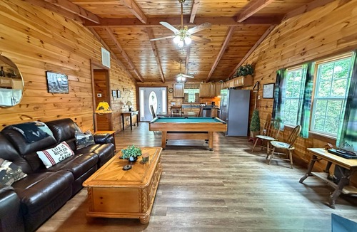 Sautee Nacoochee Cabin | A View From Above - Dog Friendly w/Screened in Porch and Hot Tub, Near Helen GA