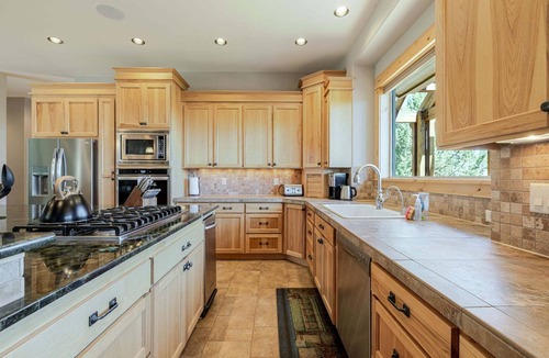 Redmond House | Above The Crest - Views! Elegantly Perched, Hot Tub, Table Tennis, Luxury, Peaceful