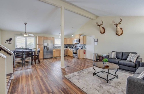 Northeast Colorado Springs House | Antler Lodge | Enjoy games and BBQ in the backyard
