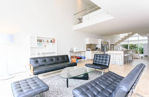 Downtown Condo | Beachside Retreat | Pools | Gym | Walk to 5th Ave