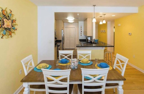 Sandbridge Condo | Bright 3rd-floor courtyard condo with balcony, pools, gym, & AC