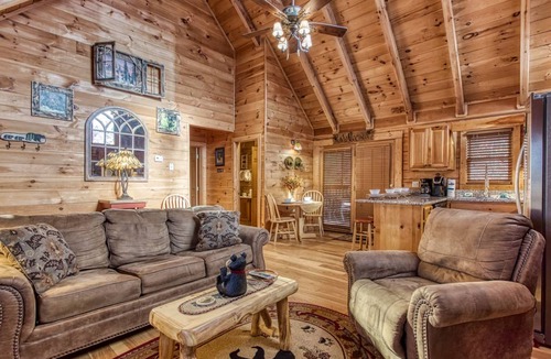Pigeon Forge Cabin | Cabin ∙ 2 bedrooms ∙ 8 guests