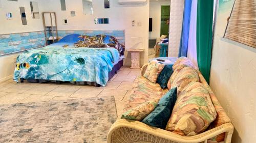 Gulf Gate Estates Apartment | Close to beaches with hot tub and large garden