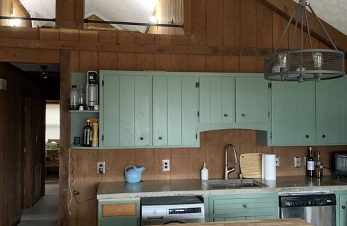 Nellysford Cabin | Cozy Cabin with private HOT TUB!