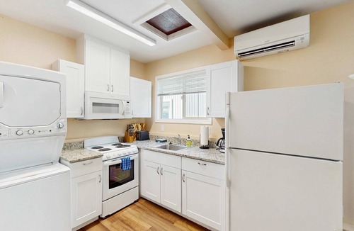 Coburg Apartment | Cozy dog-friendly studio, fast WIFI, AC and in-unit washer & dryer