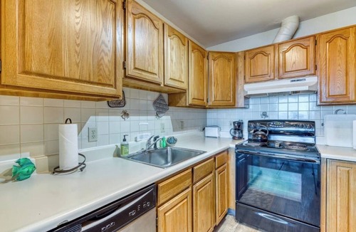Coos Bay Condo | Cute Waterfront Cottage with Private washer&dryer & Wonderful Views of the Bay