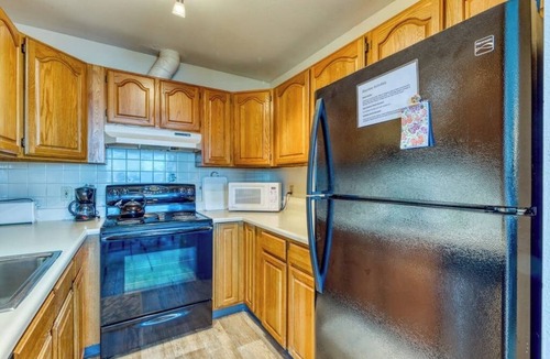 Coos Bay Condo | Cute Waterfront Cottage with Private washer&dryer & Wonderful Views of the Bay