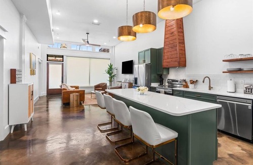 Central Business District Apartment | Downtown Mobile - Walk to everything - Downtown luxe - Pets Welcome