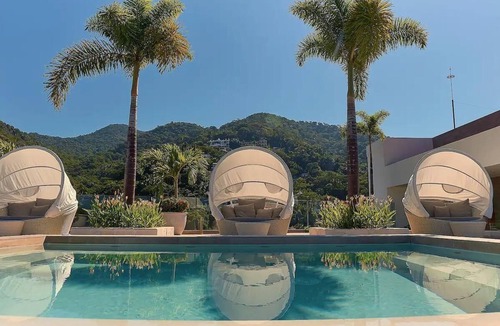 South Shore Hotel Area Condo | Exclusive Oceanfront Retreat w/Resort Amenities