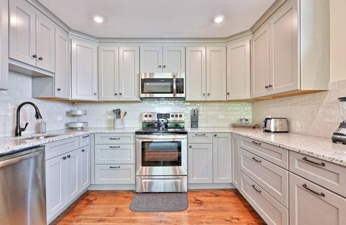 Plymouth Condo | Hawk Mountain retreat near Okemo with wifi, washer/dryer & deck