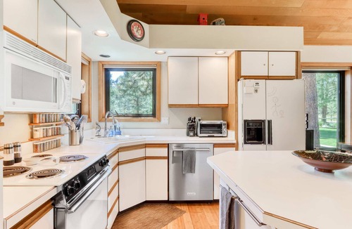 Sisters House | Home with a private hot tub, shared pool, & National Forest at your backdoor
