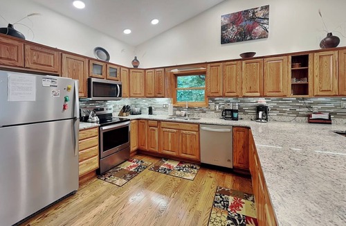 Oakland House | Innisfree | Spacious Chalet with Sunset Lake Views