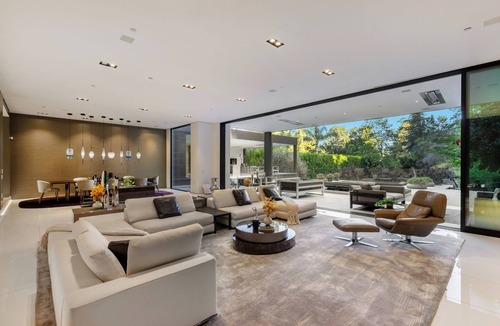 Beverly Hills Villa | Lago Vista Modern - Lush Private Beverly Hills with First-Class Amenities