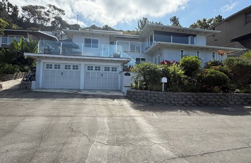 South Laguna House | Laguna Beach = Tropical - Cottage with Ocean View