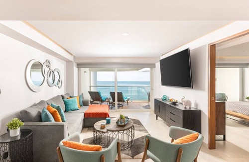 Las Glorias Condo | Luxury 2-Bedroom Beachfront Oasis – Two Balconies to Soak in the Views