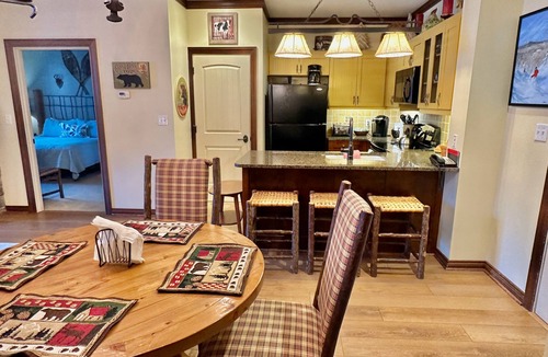 Stratton Mountain Condo | Luxury Condo*Hot Tub*Pool*Fireplace*Walk to Lifts*Near Golf Course & Fitness Ctr