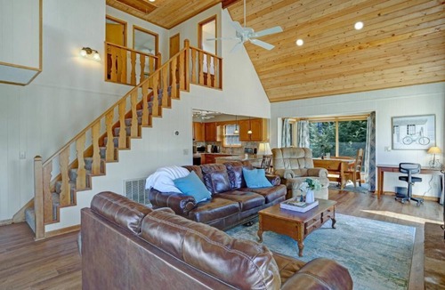 Hiawassee House | Luxury Mountaintop Views with Hot Tub - 1 min to town