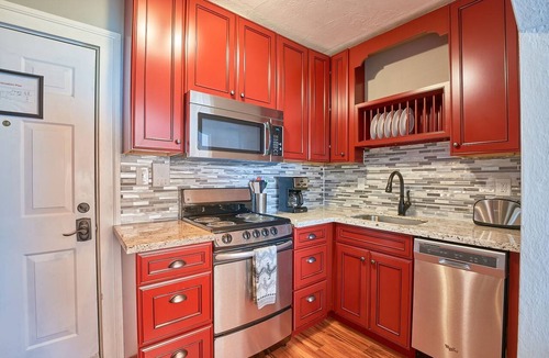 Newberg Condo | Luxury Studio Flat in Downtown Newberg - Suite #4