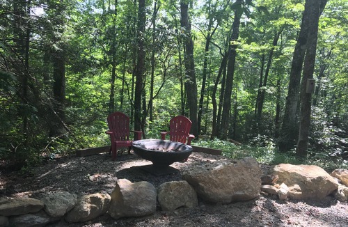 Highlands Apartment | Modern updated apartment/screen porch & fire pit /close to Downtown/Pets ok