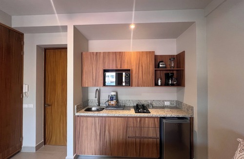 Benito Juarez Condo | New condo with roof top pool & fitness room, WiFi, 5 minutes from Romantic Zone